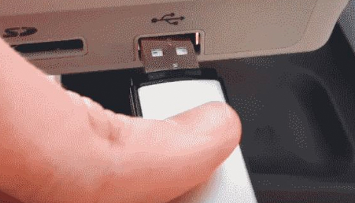 Tiến hành cắm USB có firmware vào máy photocopy Toshiba