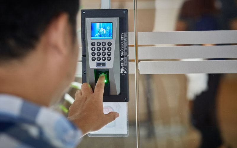 lắp đặt hệ thống kiểm soát ra vào